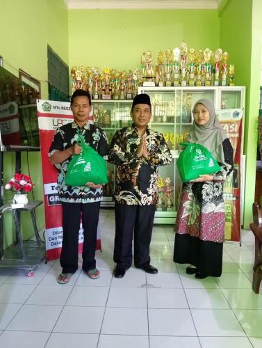 Penyerahan paket sembako BAZNAZ oleh Kepala Madrasah 