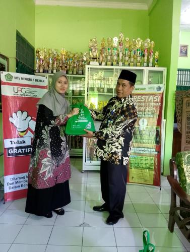 Penyerahan paket sembako BAZNAZ oleh Kepala Madrasah  