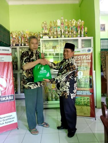 Penyerahan paket sembako BAZNAZ oleh Kepala Madrasah 