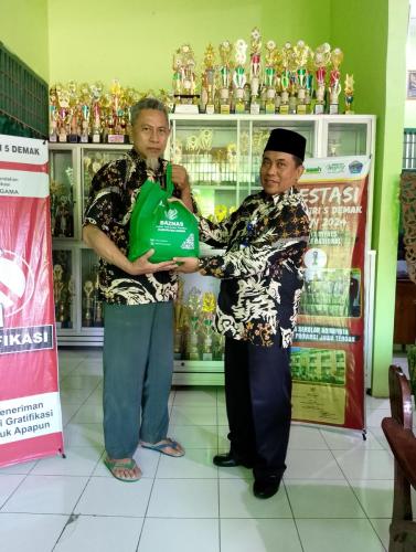 Penyerahan paket sembako BAZNAZ oleh Kepala Madrasah 
